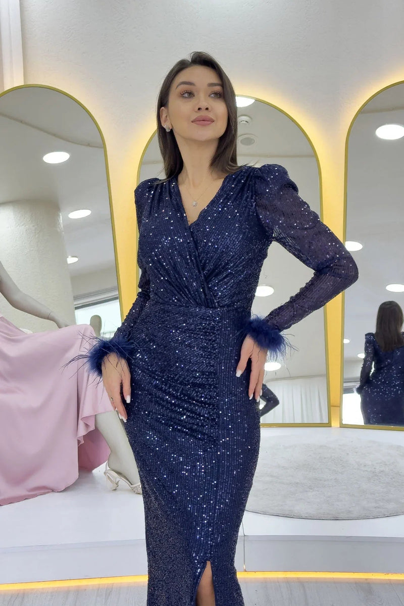 فستان سهرة ماكسي باللون الأزرق الداكن مزين بالترتر والريش