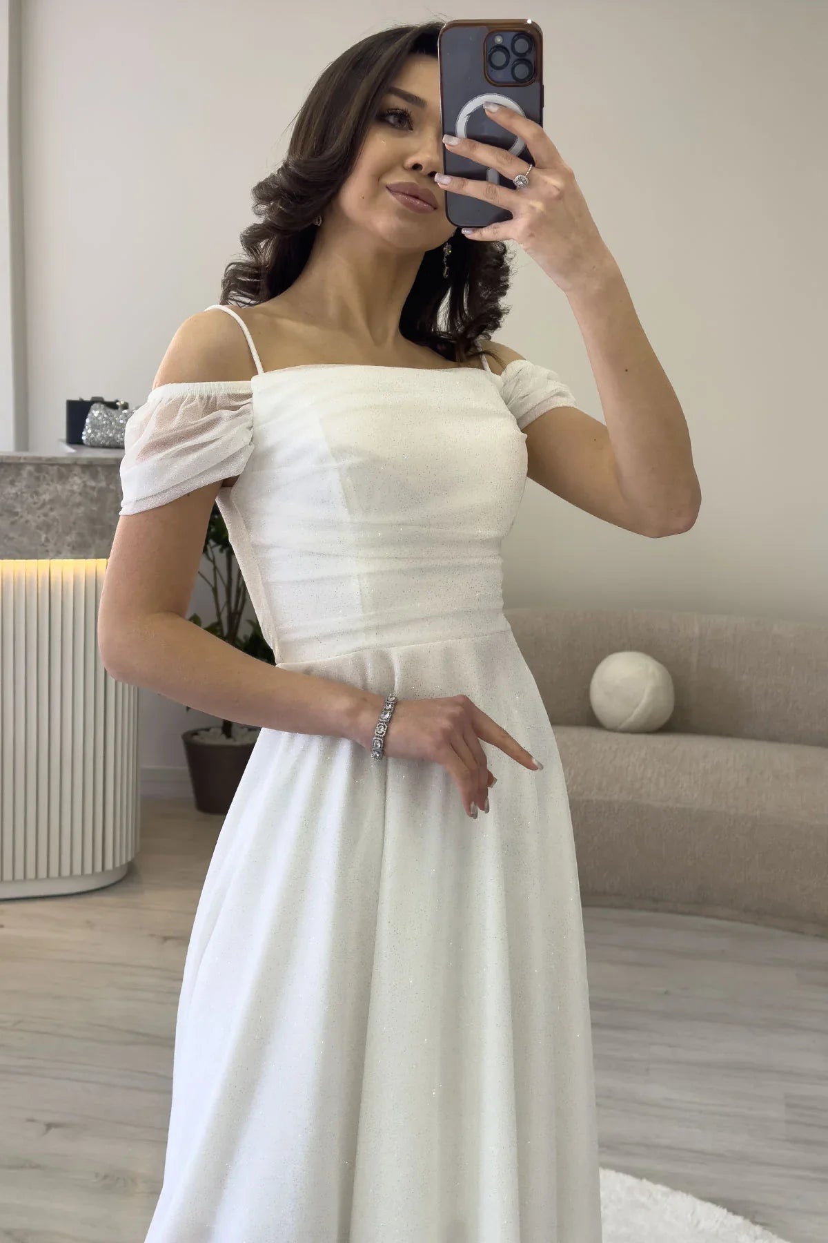 فستان سهرة أبيض متوسط ​​الطول بكتفين منخفضتين