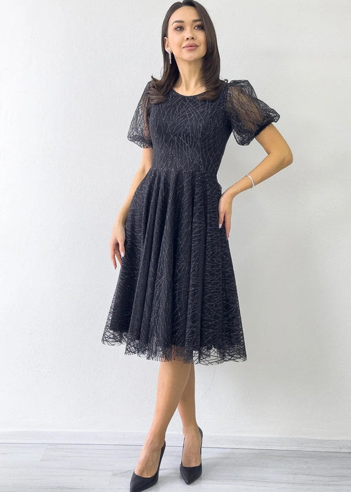 فستان سهرة أسود متوسط ​​الطول بأكمام قصيرة لامع