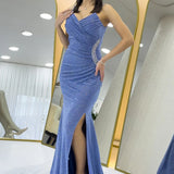 فستان سهرة ماكسي لامع باللون النيلي مع فتحة جانبية