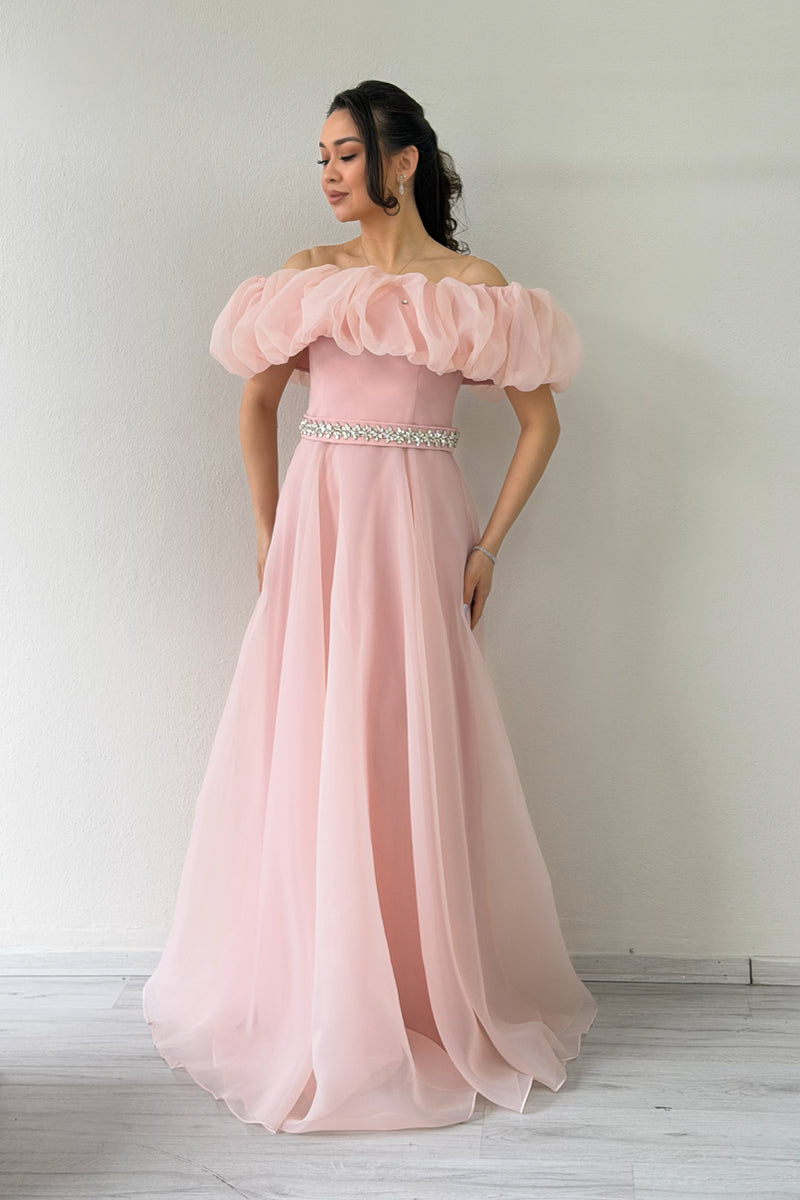 فستان سهرة تول بلون وردي فاتح، بياقة مكشكشة وحزام مرصع بالأحجار، بتصميم أميرة