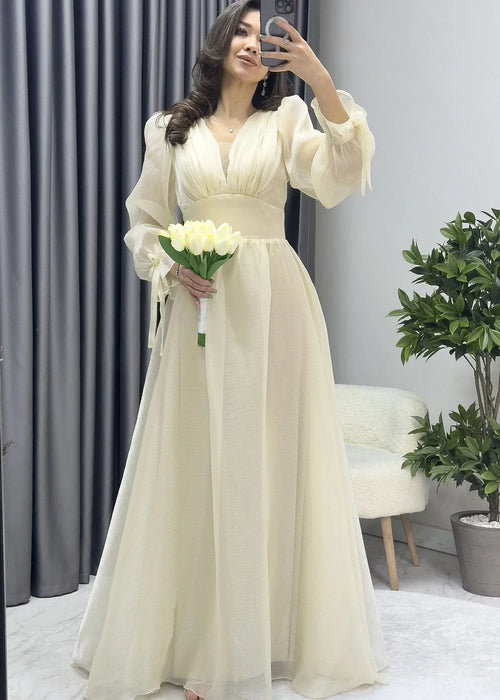 فستان سهرة طويل بتصميم أميرة، تنورة غير متماثلة باللون الكريمي