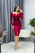 فستان قصير أحمر مخملي بقصة قلم رصاص