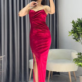 فستان سهرة مخملي طويل بحمالات من الحجر الأحمر