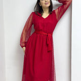 فستان تول متوسط ​​الطول منقط باللون الأحمر