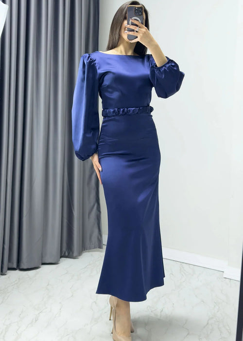 Marineblaues Midi-Abendkleid aus Satin 